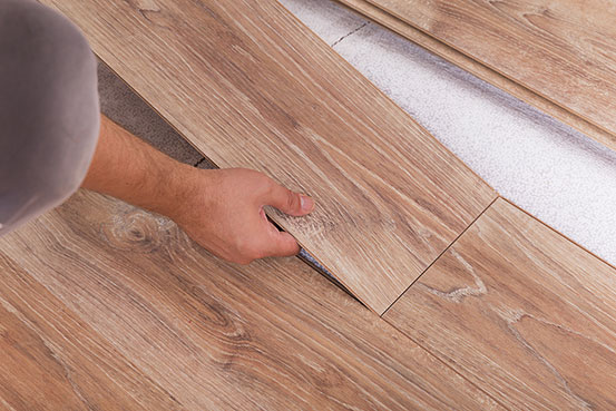 installation de plancher de bois salon et autres types de planchers